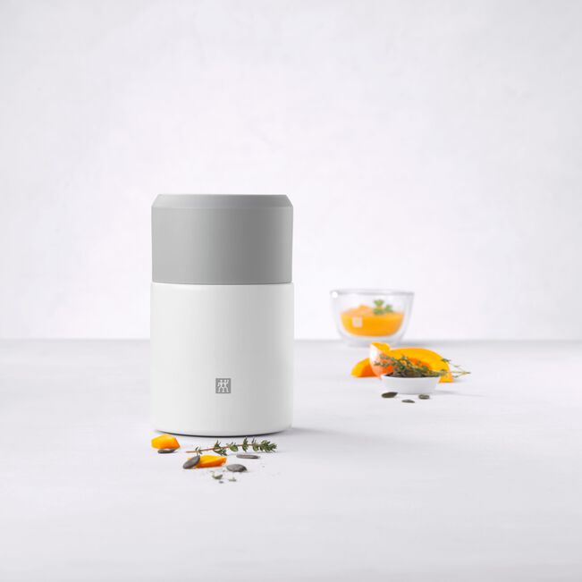 ZWILLING Thermo Food Jar 700ml Stainless Steel with fruits, perfect for keeping meals hot or cold, showcasing double-wall vacuum insulation.