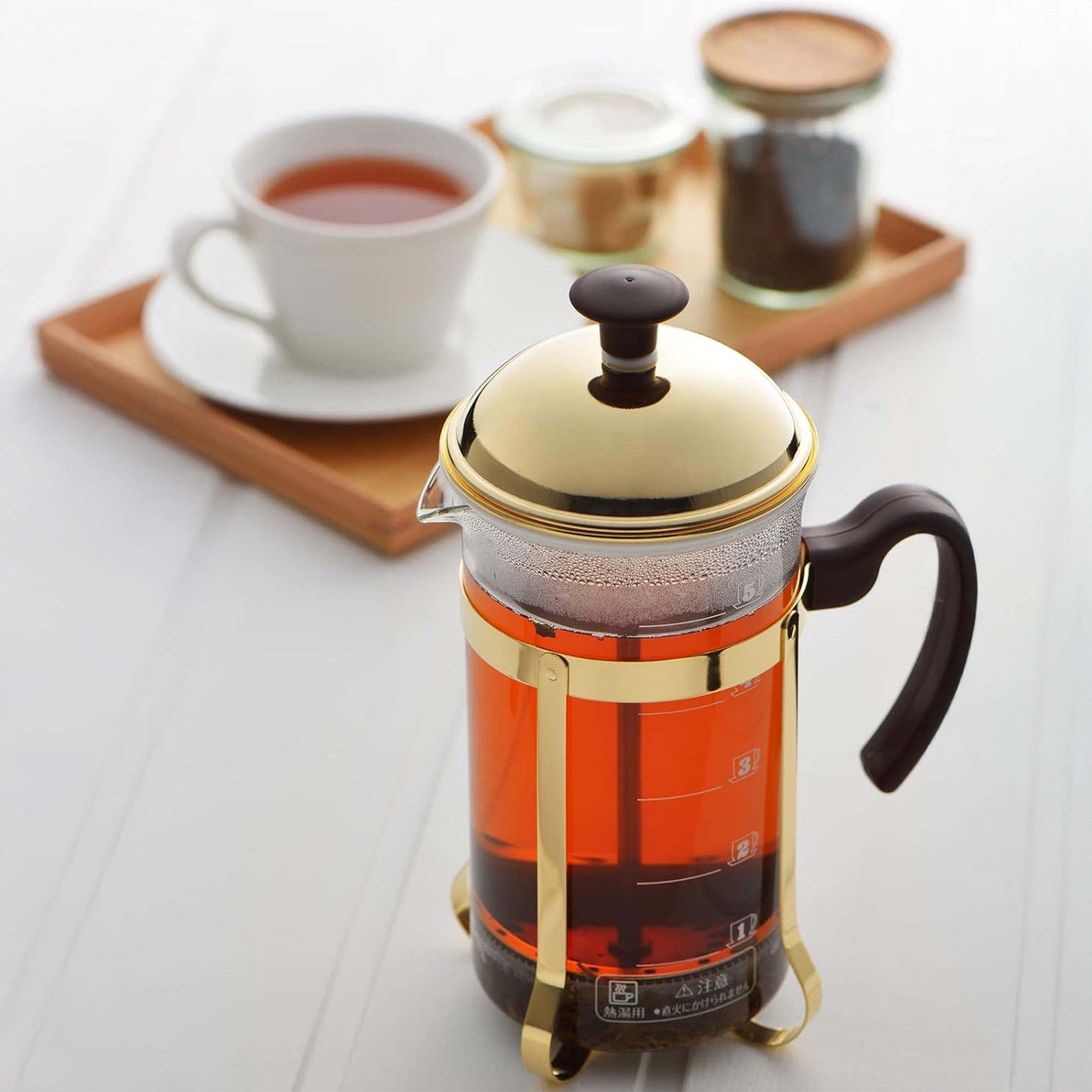 Yoshikawa Stainless Steel Coffee Press Server 600ml – Made in Japan, elegant design with a cup of coffee in the background.