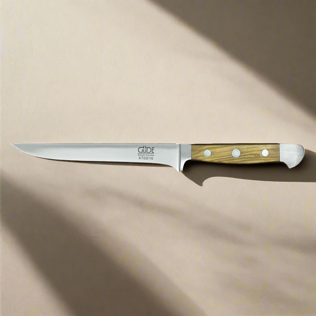 ALPHA-OLIVE | Couteau à désosser 16 cm (flexible) | Acier Forgé / Manche en Bois d'Olivier